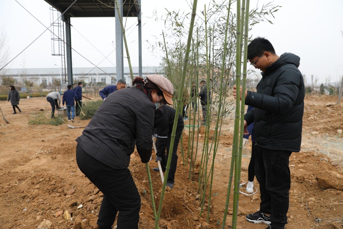 國(guó)泰科(kē)技(jì )舉行“你我攜手，美化公(gōng)司”植樹節活動